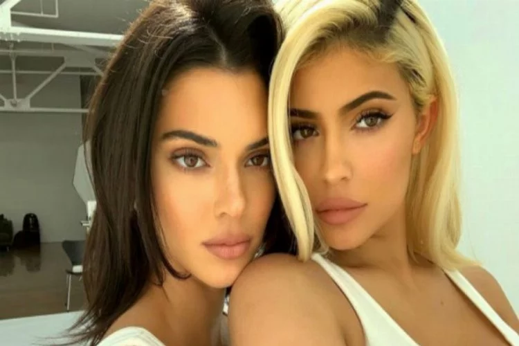 Kylie ve Kendall Jenner'dan, Instagram'da çakma AirPods reklamı