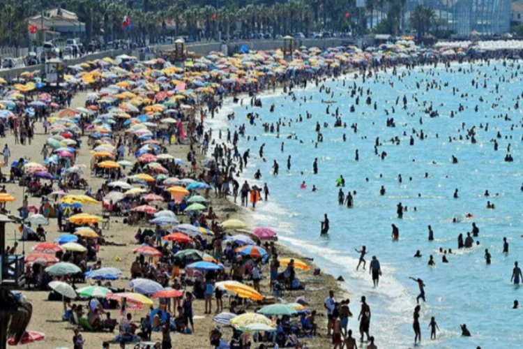 Çeşme plajları doldu taştı! 1 milyon kişiyi aştı