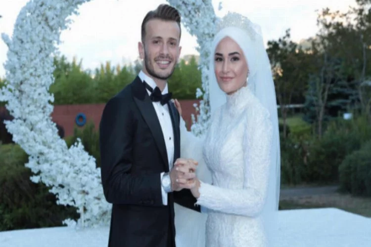 Trabzonsporlu futbolcu Abdulkadir Parmak, Merve Bozali ile evlendi