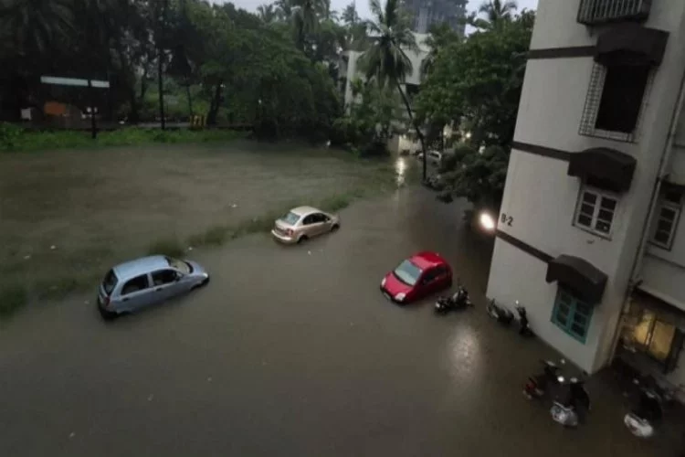 Mumbai'de şiddetli yağış sokakları göle çevirdi