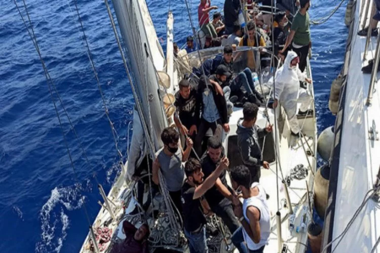 Türk kara sularına itilen 63 sığınmacı kurtarıldı