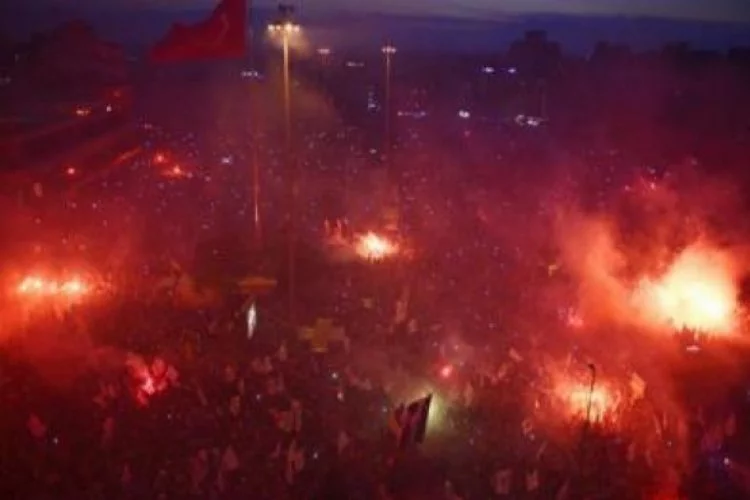 Taraftarlardan Taksim çıkarması