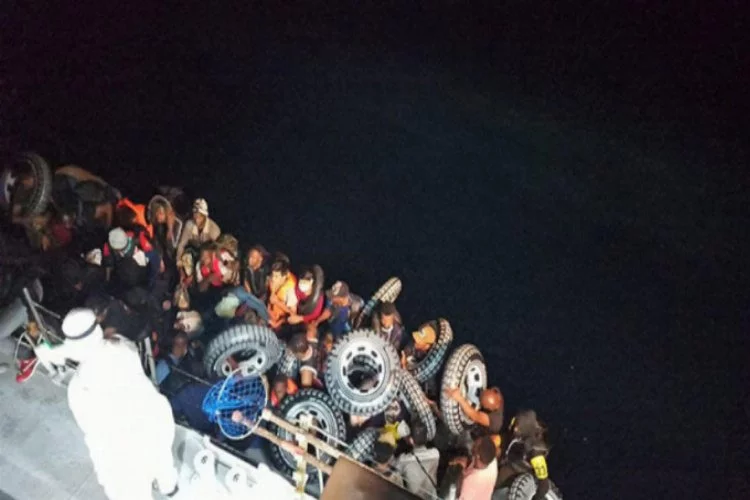 Lastik bottaki 37 göçmen kurtarıldı