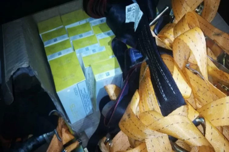 Sarp Sınır Kapısı'nda bin 160 paket kaçak sigara ele geçirildi