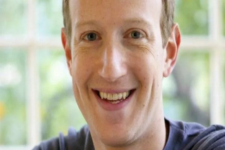 Facebook patronu Zuckerberg 'senti bilyoner' kulübüne girdi