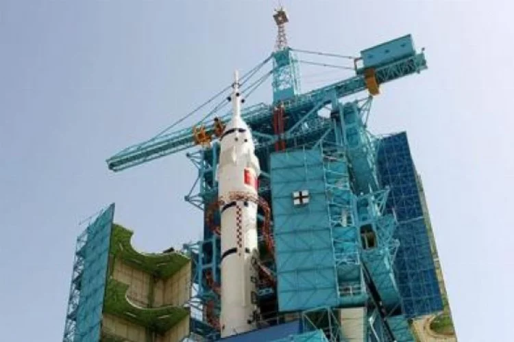 Çin insanlı uzay aracını fırlatıyor