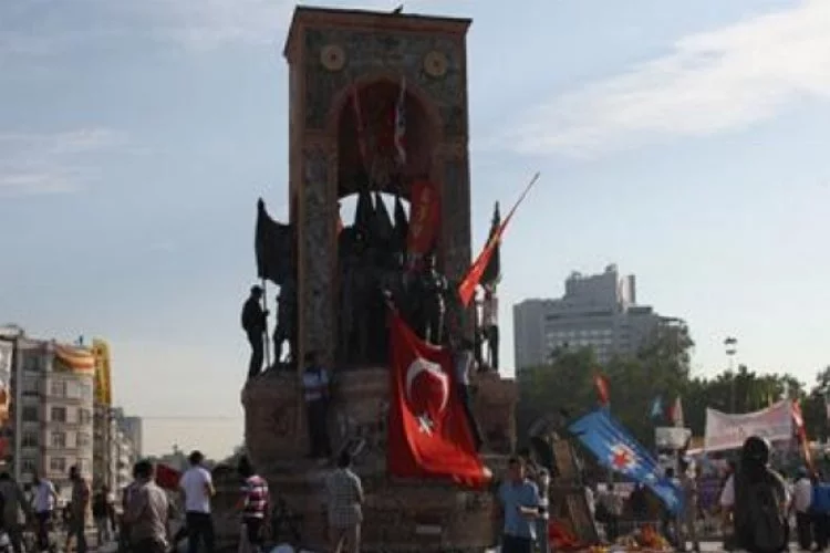 Polis Atatürk Anıtı'na Türk bayrağı astı