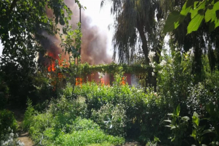 Bursa'da tek katlı ev alev alev yandı!