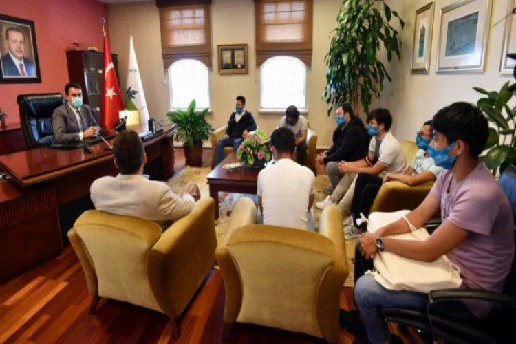 Bursa'da Doğu Türkistanlı öğrencilerden Başkan Dündar'a teşekkür