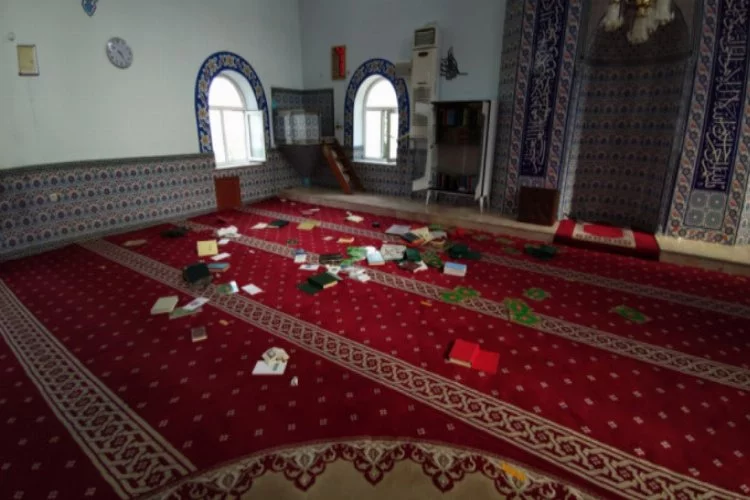 Bursa'da camideki kitaplara zarar verip, ses sistemini bozdular