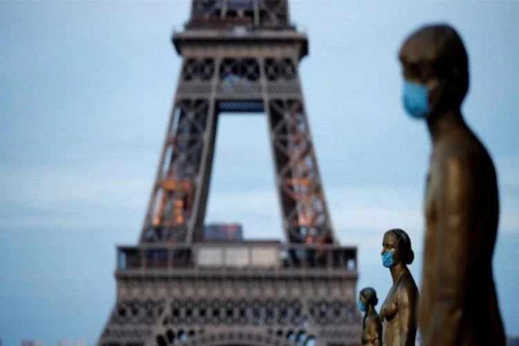Paris'te maske takmak yeniden zorunlu