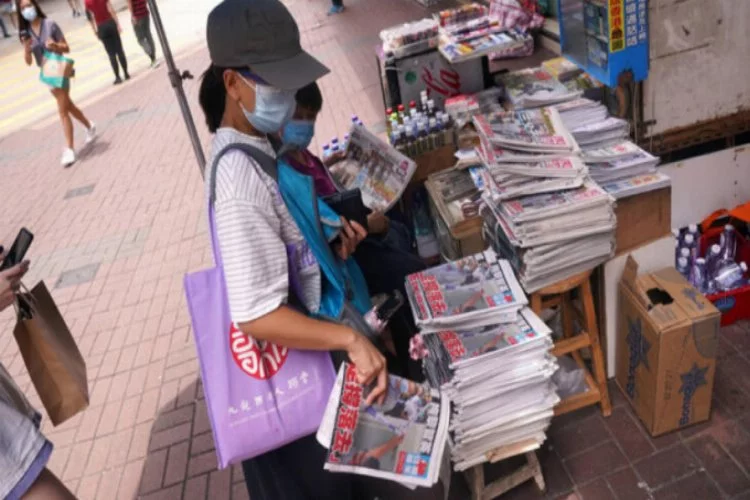 Hong Kong'da medya patronu tutuklandı, halk gazete bayilerine koştu
