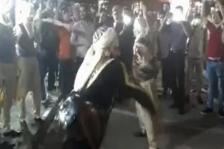 Bursa'da ölümüne mesafesiz maskesiz 'kılıçlı kalkanlı' gösteri