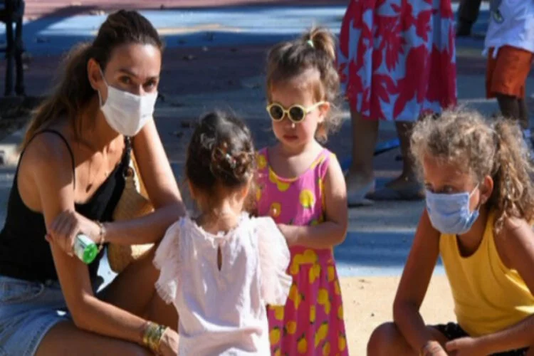 Pınar Tezcan kızlarını parka çıkardı