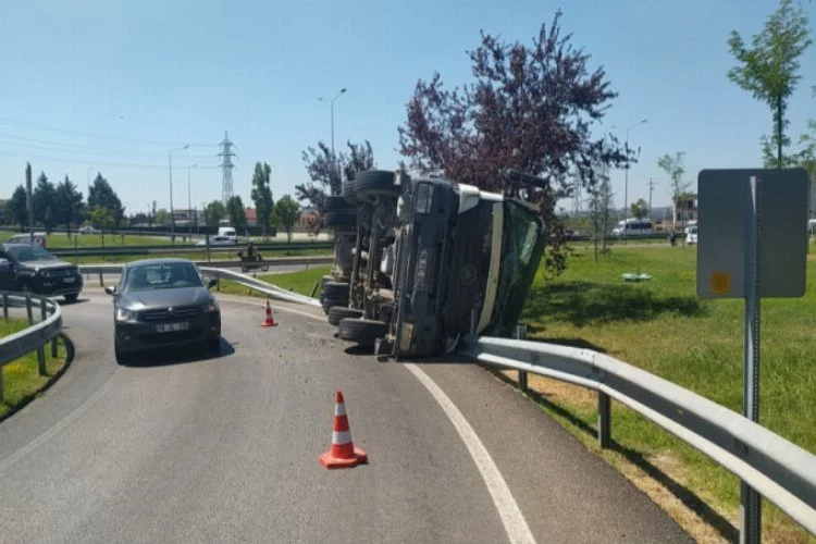 Bursa'da beton yüklü kamyon yan yattı!
