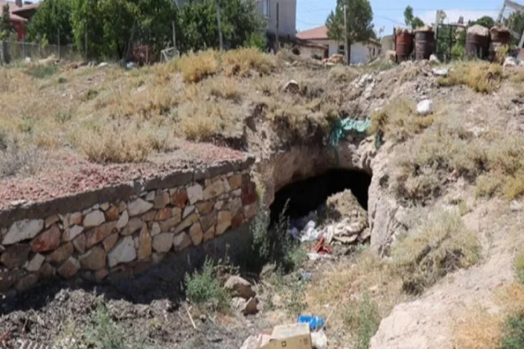 Kırşehir'de belediye işçileri kazı yaparken mağara buldu