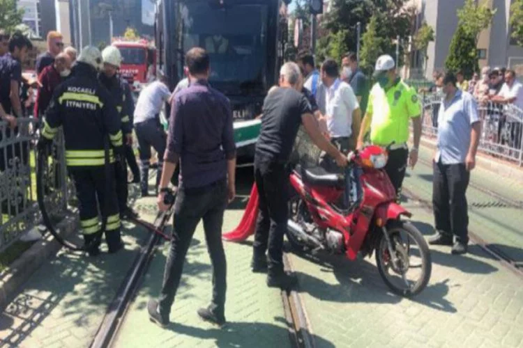 Tramvayın altında kalan motosikletli yaralandı