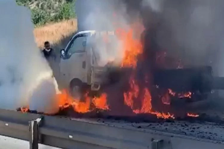 Bursa'da hareket halindeyken yangın çıkan kamyonet alev alev yandı!