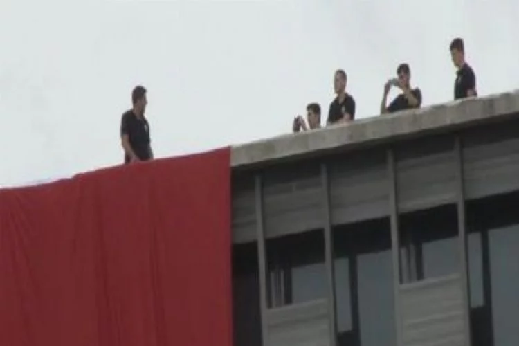 AKM'nin çatısında fotoğraf çektirdiler