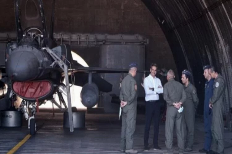 Yunan Başbakan Fransız savaş uçaklarıyla poz verdi!