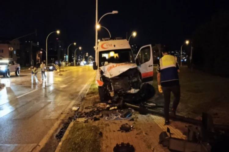 Bursa'da ambulans ile ticari araç çarpıştı: 3 yaralı