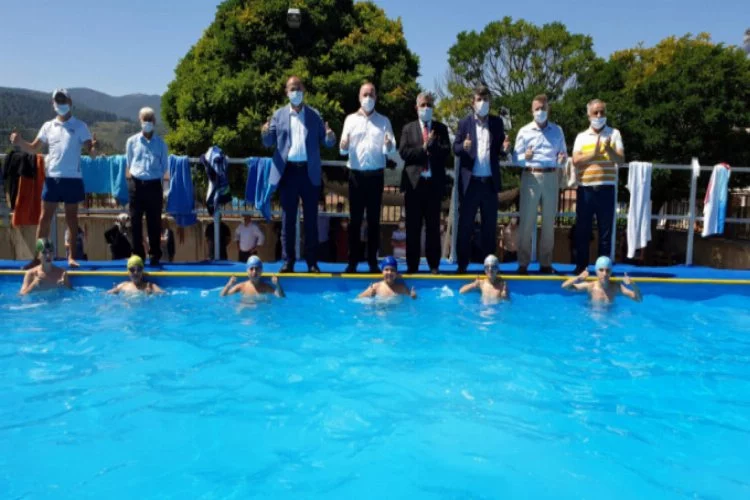 Bursa'da ilk defa yüzme havuzu gören çocukların mutluluğu