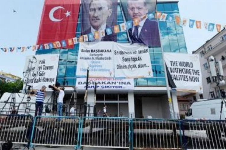 AK Parti mitinginde güldüren afiş