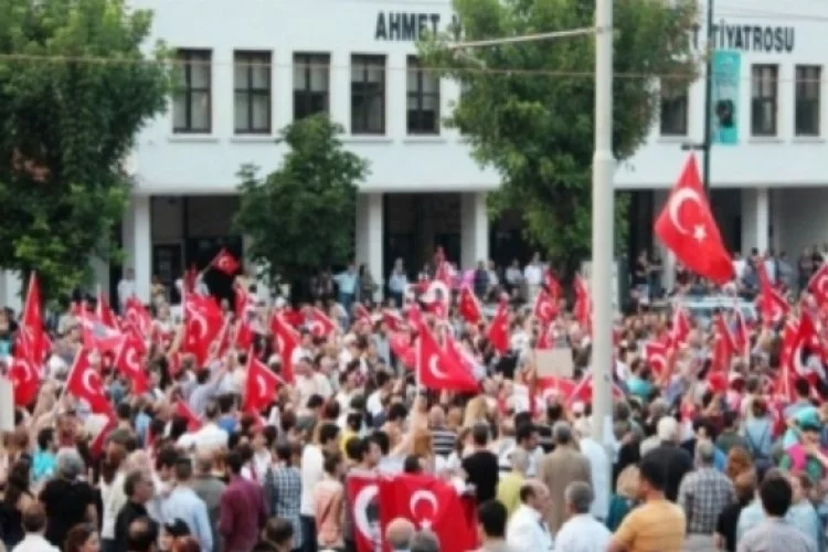 Bursa'da Valilik önünde 'hükümet istifa' sesleri