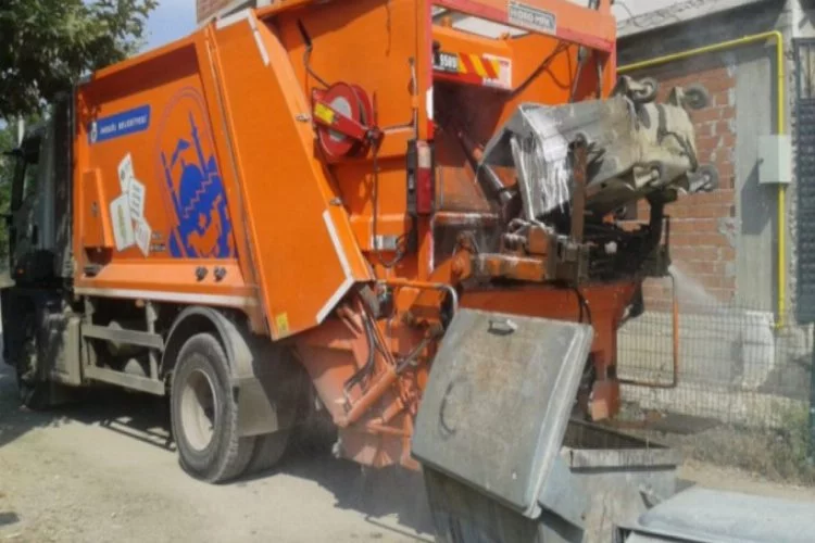 Bursa İnegöl'de çöp konteynerleri dezenfekte edildi