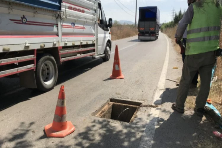 Bursa'da yoldaki rögar kapaklarını çaldılar: Sürücüler ölümden döndü!