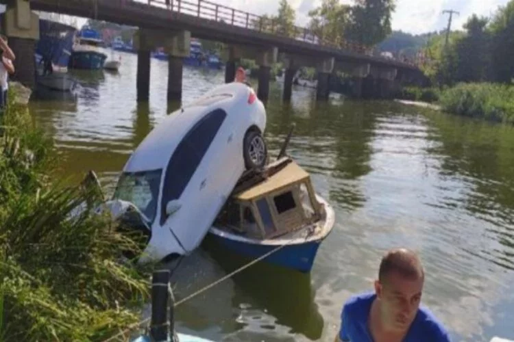 Otomobil nehir kenarındaki teknenin üzerine düştü