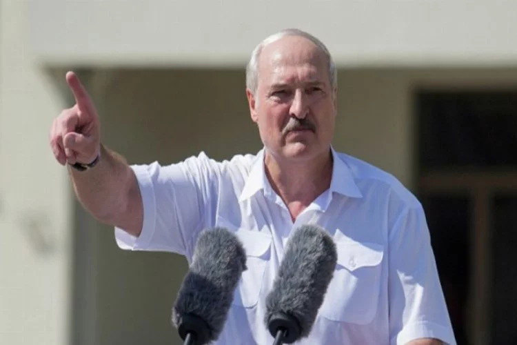 Lukaşenko, helikopterden elinde tüfekle indi