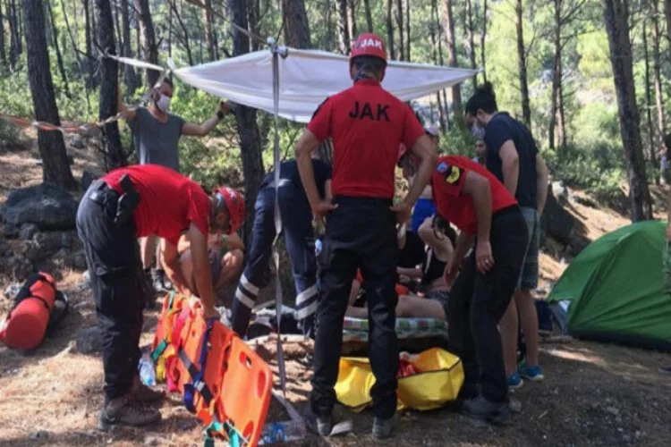 Kayalıklarda mahsur kalan yaralı tatilci kurtarıldı