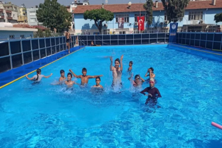 Dezavantajlı çocuklar yüzme öğreniyor