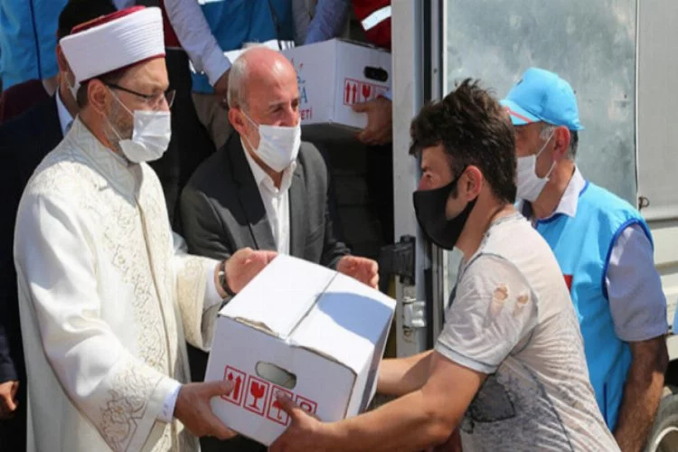 Başkan Erbaş Giresun'da selzedelere erzak dağıtımına katıldı