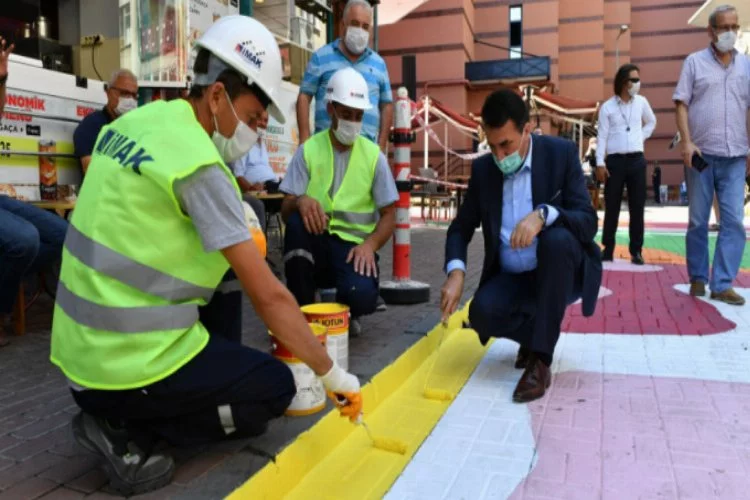 Bursa'da Başkan Dündar sokakları elleriyle boyadı