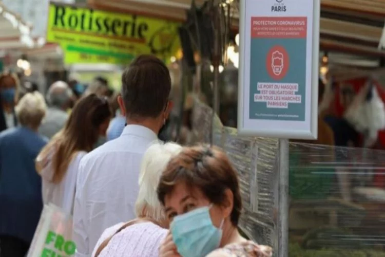 Fransa'nın başkenti Paris'te koruyucu maske takmak zorunlu hale getirildi
