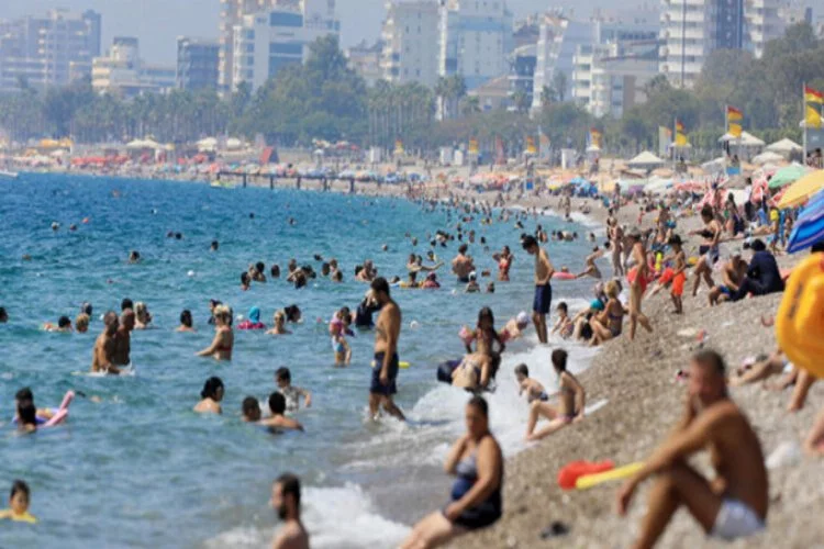 Antalya'da hissedilen sıcaklık 47 dereceyi buldu... Sahiller doldu taştı