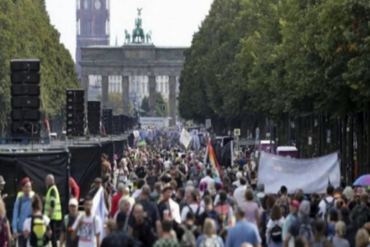 Almanya'da binlerce kişiden koronavirüs protestosu