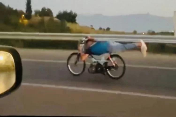 Bursa'da 120 kilometre hızla motosikletin üzerine yattı, ölüme meydan okudu