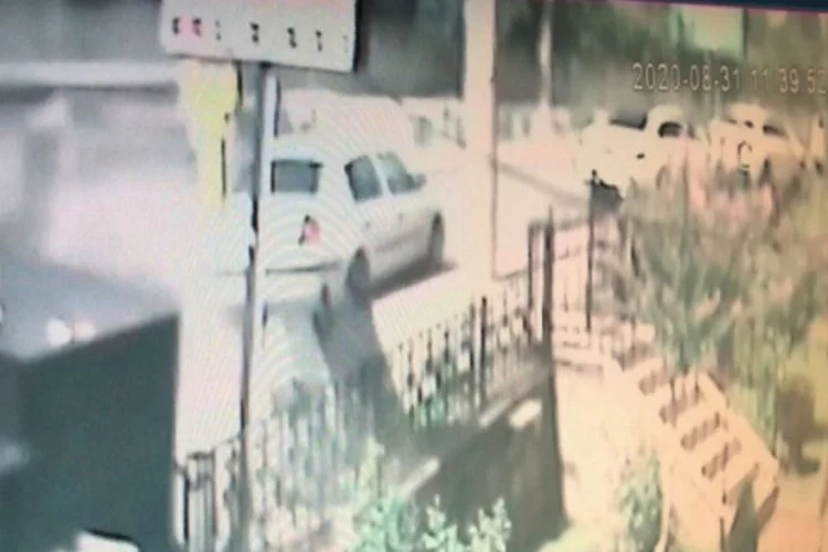 Bursa'da kontrolden çıkan ticari araç otomobile çarpıp yan yattı