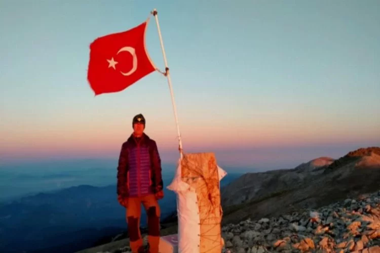 Bursa Uludağ zirvesine 4 metrelik bayrak direği