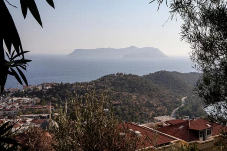 Yunanistan'ın askeri yığınak yaptığı ada görüntülendi