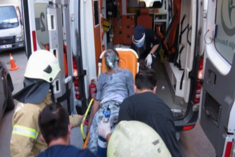 İstanbul'da yangın, mahsur kalan yaşlı adamı itfaiye kurtardı