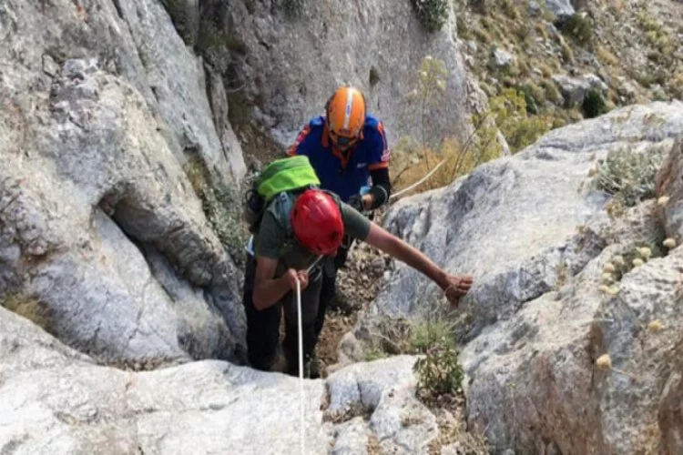Aladağlar'da kayalıklarda mahsur kalan dağcı kurtarıldı