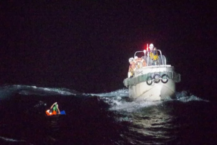 Kaybolan kargo gemisinden bir kişi kurtarıldı