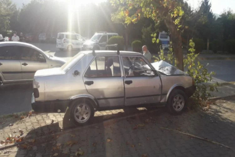 Bursa'da otomobil ağaca çarptı! Yaralılar var