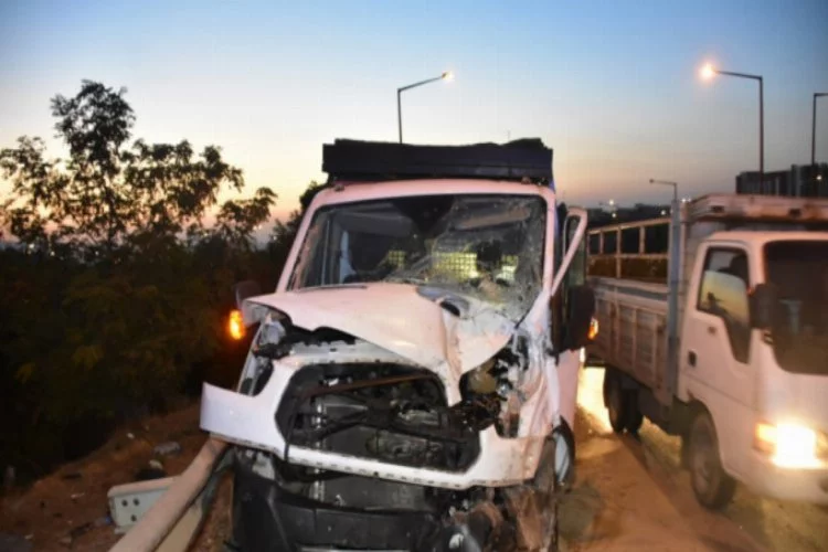 Hafif ticari araç kamyonetle çarpıştı: 1 ölü, 4 yaralı