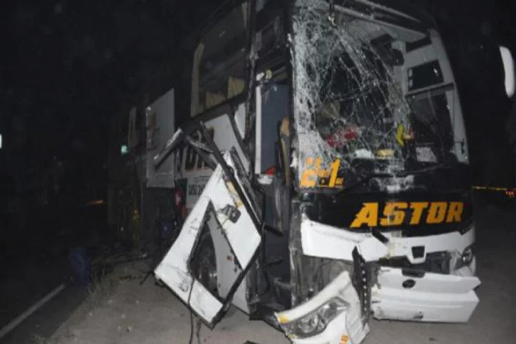 Yolcu otobüsü ile kamyon çarpıştı: 4 yaralı