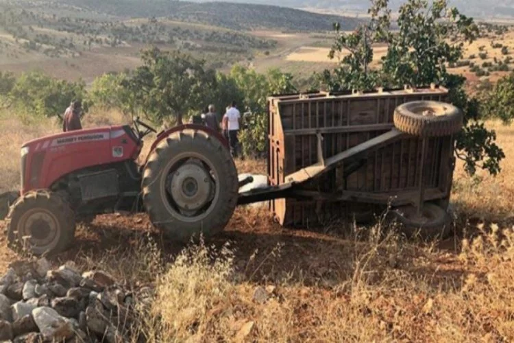 Fıstık bahçesinde traktör römorku devrildi! 4 kişi ölümden döndü